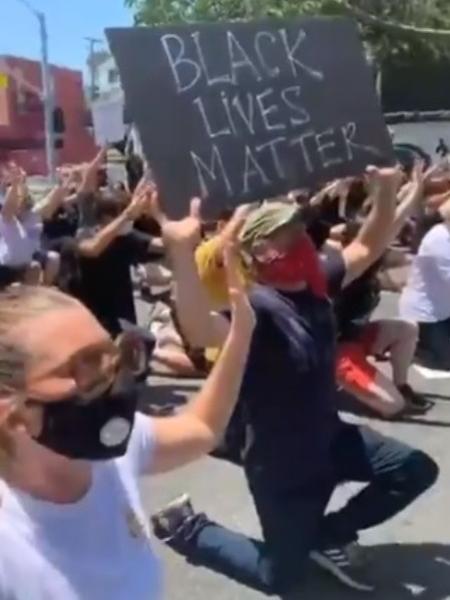 Ellen Pompeo e TR Knight participam de protesto antirracista em Los Angeles - Reprodução/Twitter