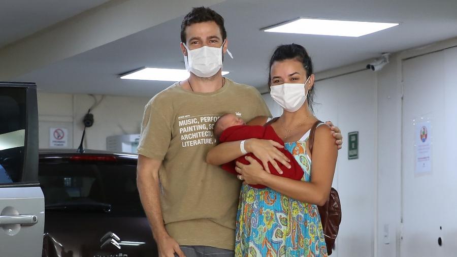 Talita Younan deixa a maternidade com João Gomez e a filha do casal - ROBERTO FILHO / BRAZIL NEWS