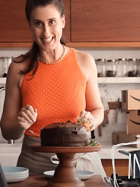 Paola Carosella ensina seu bolo de chocolate favorito no YouTube - Reprodução YouTube