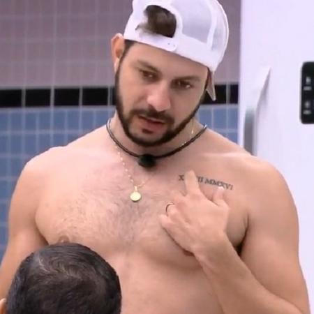 BBB 21: Caio explica tatuagem no peito - Reprodução/Globoplay