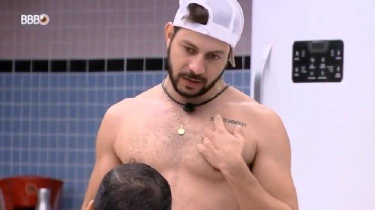 BBB 21: Caio explica tatuagem no peito - Reprodução/Globoplay - Reprodução/Globoplay