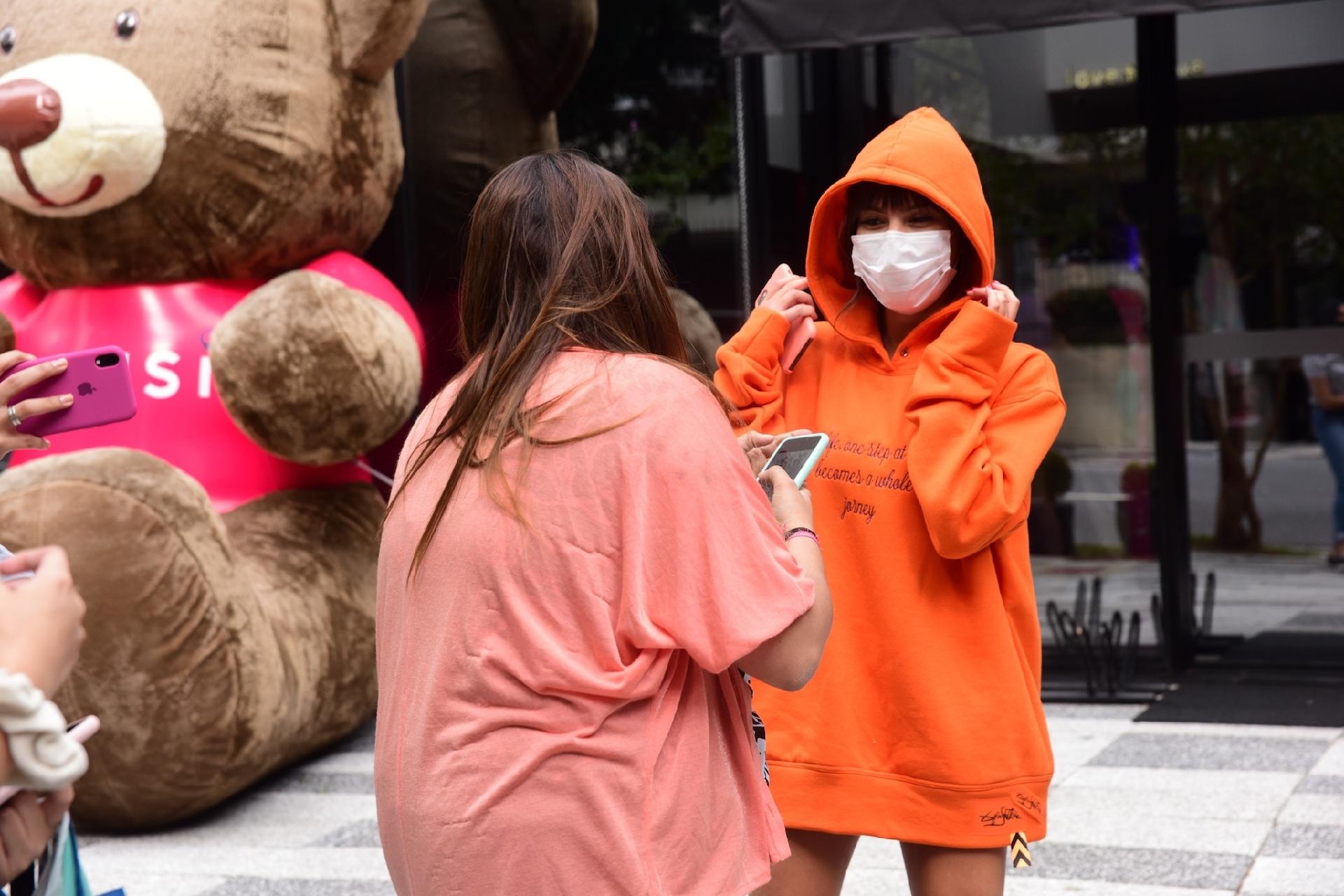 Ex-BBB Thaís Braz tirou fotos com fãs na tarde de hoje em São Paulo - Leo Franco/AgNews