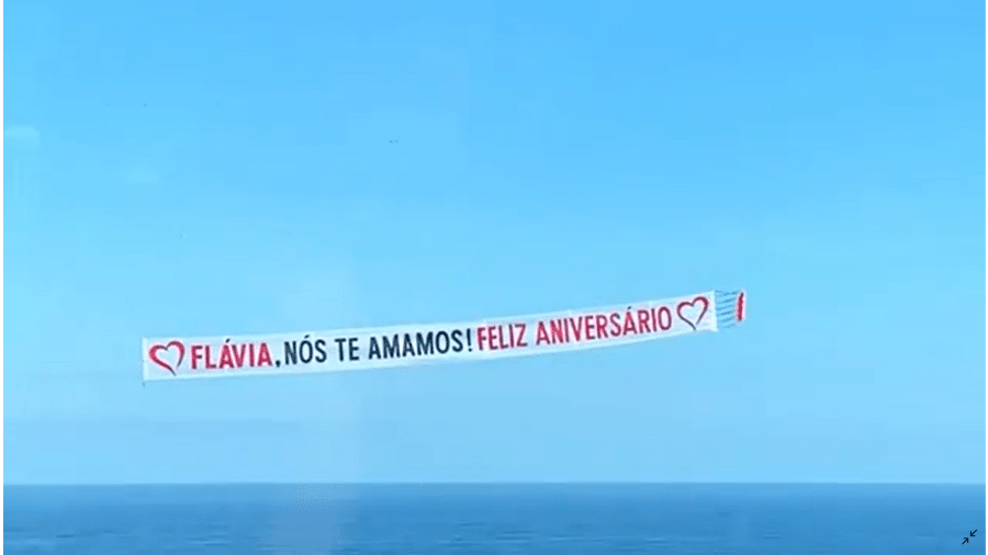 Otaviano presenteia Flávia Alessandra com faixa em avião em seu aniversário - Reprodução/Instagram