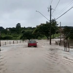 Por que Fiat Uno passa 'tranquilo' em enchentes e carros modernos não