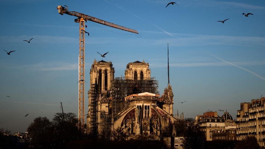 A Notre-Dame de Paris em 6 de janeiro de 2020, ainda em meio a obras e sem parte do seu teto destruído pelo incêndio meses antes - Philippe Lopez/AFP