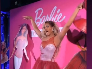 A atriz comemorou seu aniversário com o lançamento da boneca e usando o mesmo look - Reprodução/Instagram  - Reprodução/Instagram 