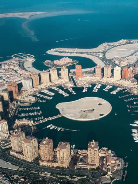 Vista da ilha artificial conhecida como "The Pearl" (A Pérola), que se estende por quase 4 milhões de metros quadrados saindo da cidade de Doha - Getty Images