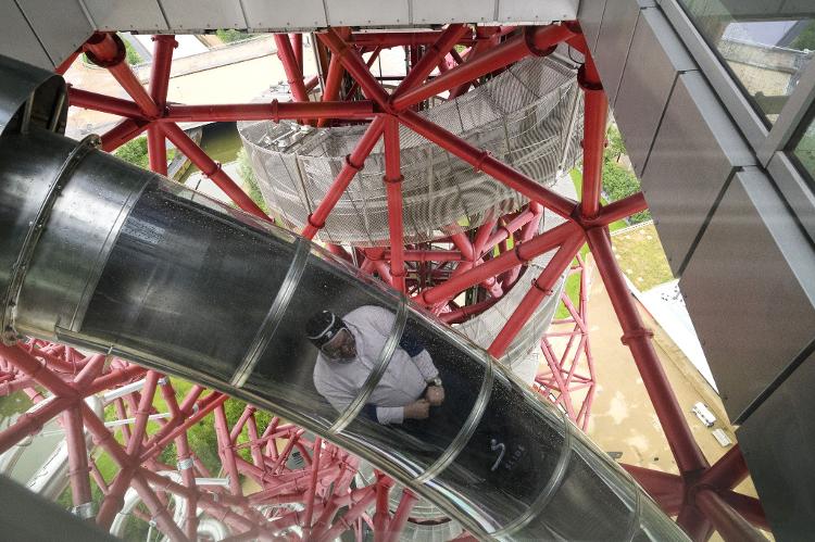 LONDON, UNITED KINGDOM - JUNE 23: Visitor goes down the slide at the ArcelorMittal Orbit in London, United Kingdom on June 23, 2016. (Photo by Ray Tang/Anadolu Agency/Getty Images) - Anadolu Agency/Getty Images - Anadolu Agency/ Getty Images