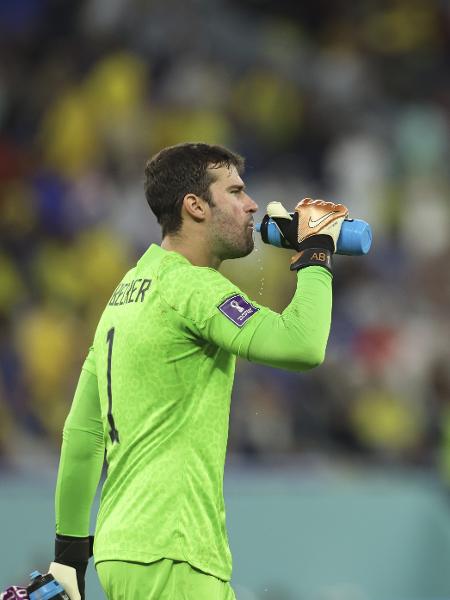 Alisson, goleiro do Brasil, bebe água durante jogo da Copa do Qatar 2022 - Li Ming/Xinhua