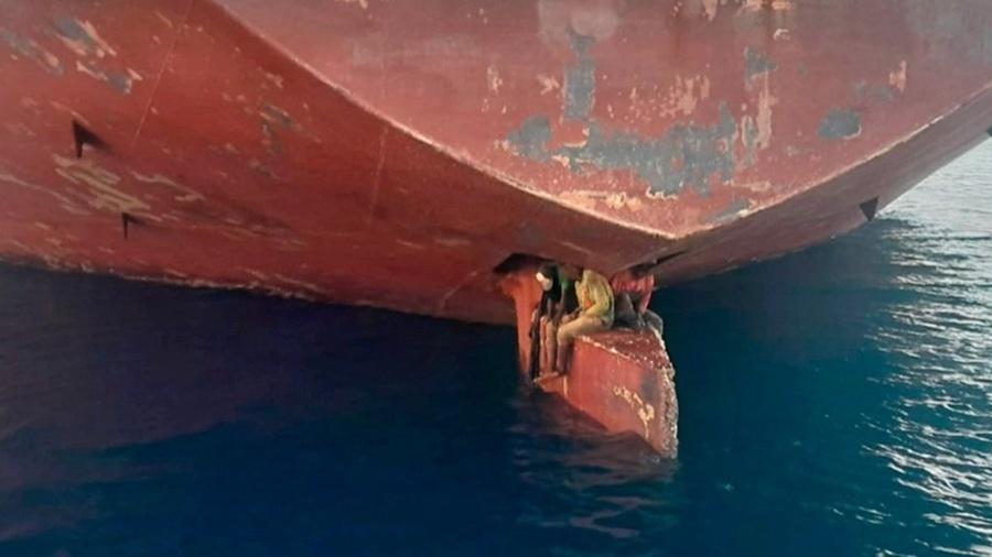 Foto viralizou ao mostrar imigrantes sentados na pá do leme de um navio após 11 dias de viagem - Salvamento Marítimo de España