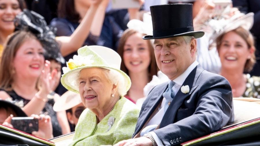 A rainha Elizabeth 2ª e o príncipe Andrew juntos em 2019