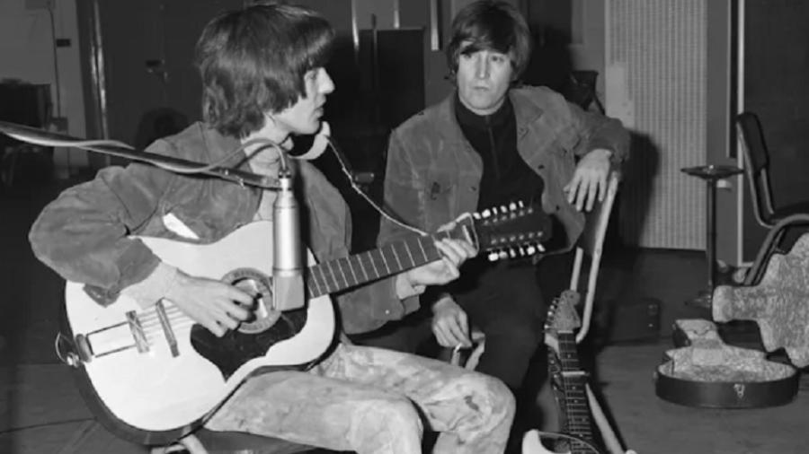 Violão usado por John Lennon (na foto, nas mãos de George Harrison), vai a leilão - Divulgação/Julien"s Auctions