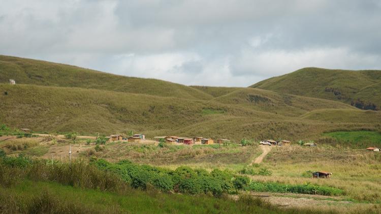 Conjunto de casas cercadas pelo pasto nos arredores da aldeia Pradinho