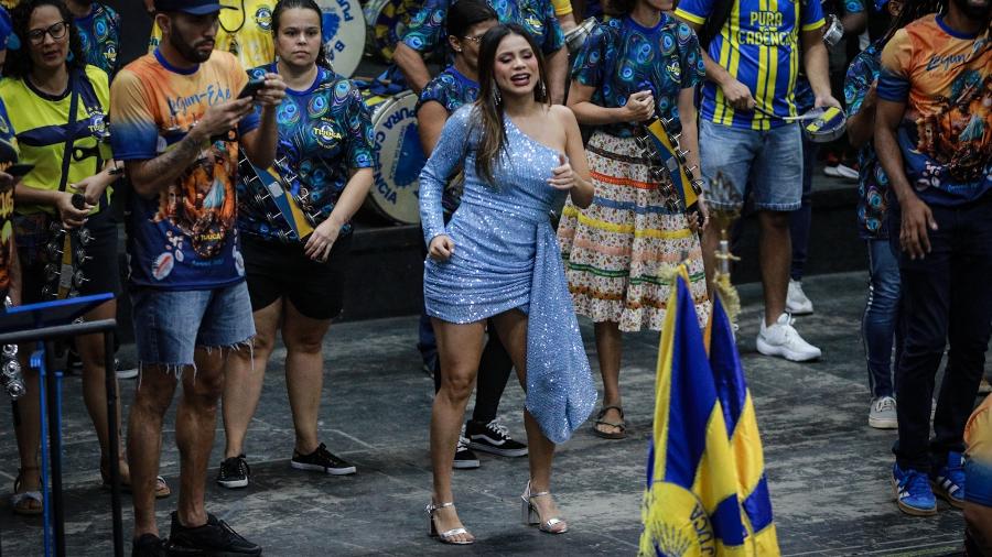 Lexa cai no samba na quadra da Unidos da Tijuca