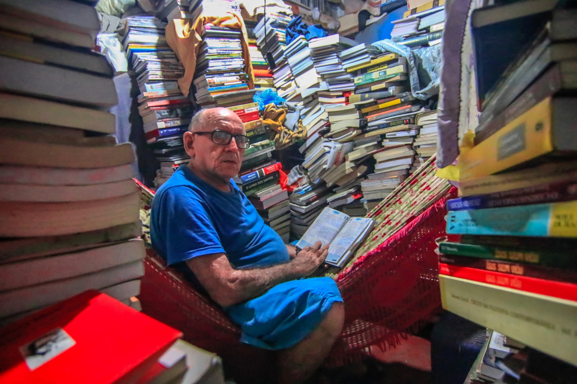 Seu Inácio, 75 anos, é um potiguar que criou o próprio conhecimento ao optar por viver rodeado de livros e filmes - Canindé Soares/UOL