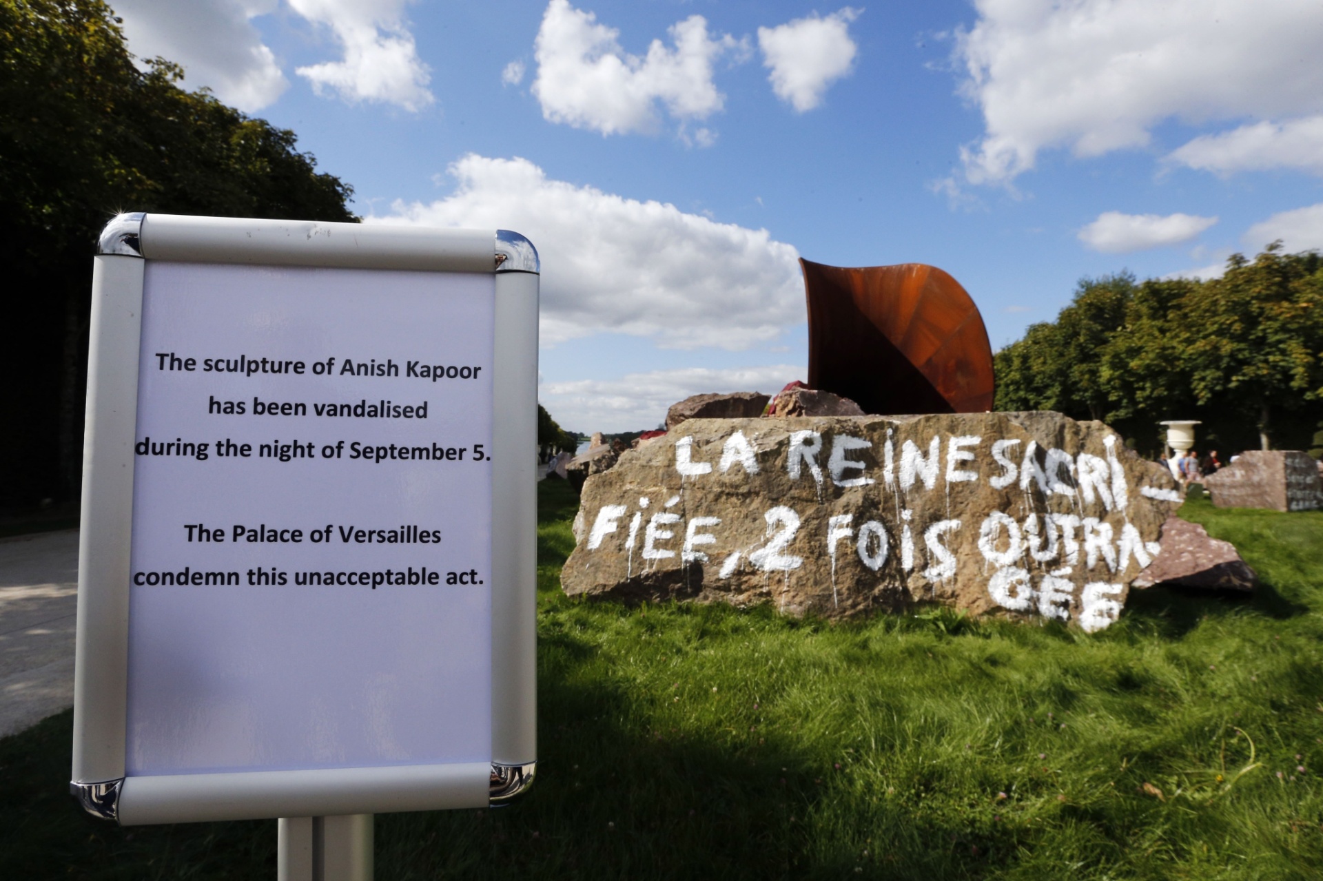 A obra "Dirty Corner", de Anish Kapoor, apelidada como "vagina da rainha" foi alvo de vandalismo no Palácio de Versalhes, na França - François Guillot/AFP Photo