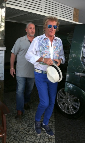 20.set.2015 - De chapéu, óculos espelhados, camisa estampada e calças azuis, Rod Stewart não passou despercebido