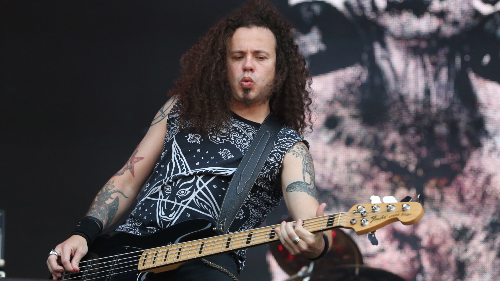 25.set.2015 - A banda portuguesa Moonspell, um dos maiores nomes do gothic metal, toca com Derek Green, vocalista do Sepultura, no palco Sunset, durante o quinto dia do festival Rock in Rio 2015. - Marco Antônio Teixeira/UOL