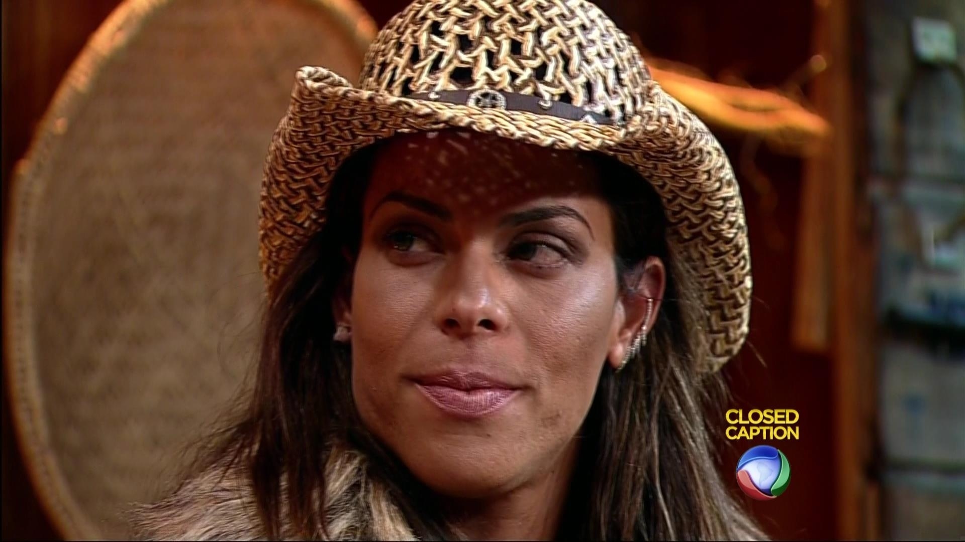 29.out.2015 - Antes de anunciar a eliminação de Rebeca, Justus aproveitou para se retratar com a peoa. Ao justificar sua permanência, a ex-nadadora disse que não era esta a roça que ela queria. O apresentador havia dito "Não é a roça que você queria? Eu não entendi, você pediu tanto pra ir pra roça". "Agora eu entendi o que você quis dizer, Rebeca. Ficou claro. Você preferia o Douglas ao seu lado". A modelo fitness assentiu com a cabeça - Reprodução/Record