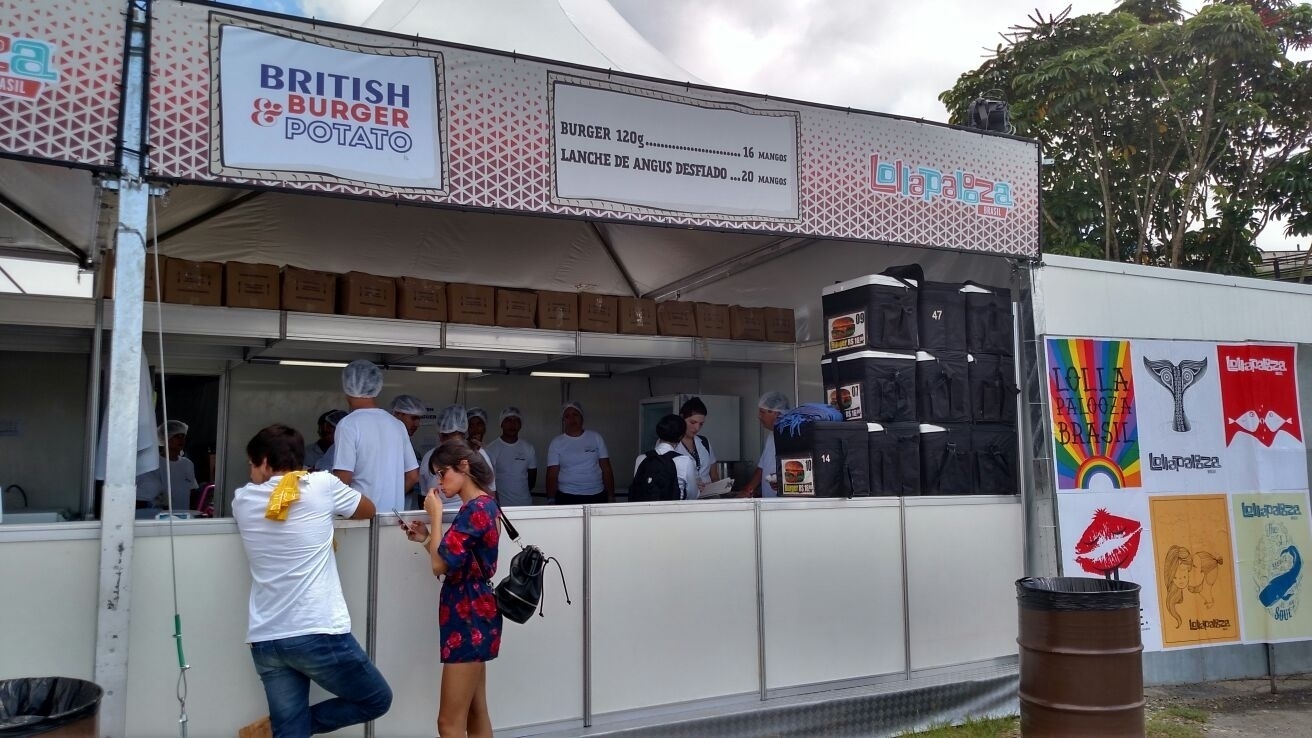 12.mar.2016 - Os preços do Lollapalooza Brasil 2016: o hambúrguer custa R$ 16, o lanche de angus desfiado, R$ 20 - Felipe Cruz/UOL