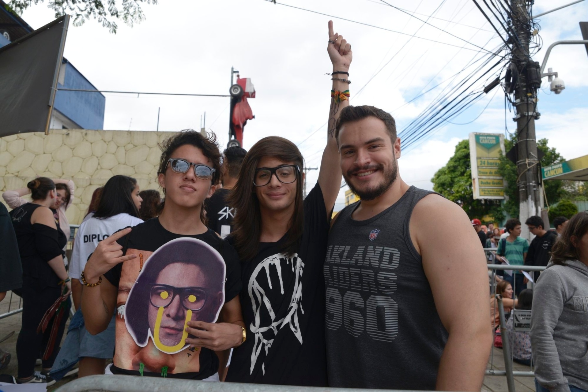 13.mar.2016 -  Os fãs de Skirllex Tales Shibata, 18, Erik Assis e Cassio Marinello, 24 (da esq. para a dir.) aguardam a abertura dos portões para o segundo dia do Lollapalooza Brasil 2016, no autódromo de Interlagos, em São Paulo - Rafael Roncato/UOL