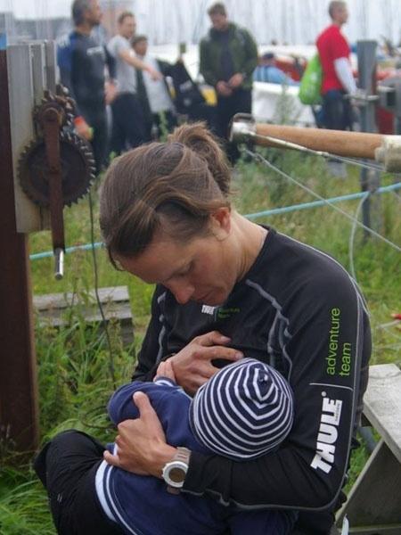 Eva Nystrom amamentando o filho Simon antes de participar de um evento de triatlo, cerca de seis meses depois do parto - Eva Nystrom/Reprodução - Eva Nystrom/Reprodução