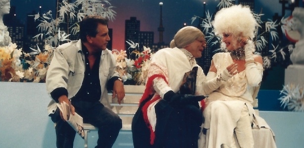 Carlos Alberto Nóbrega com a Velha Surda e Elke Maravilha na "A Praça É Nossa" - Divulgação/SBT - Divulgação/SBT