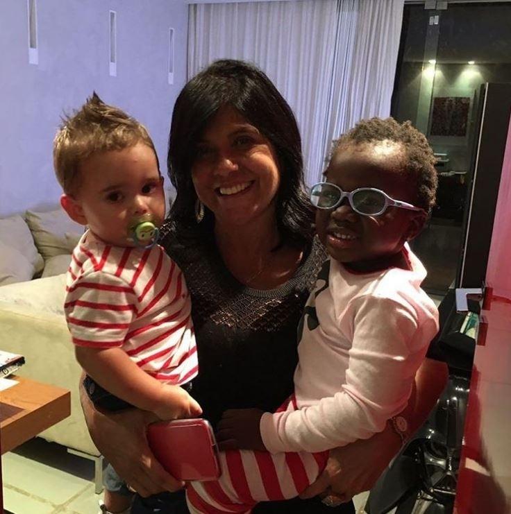 31.dez.2016 - Lucia, mãe dos atores Thiago e Bruno Gagliasso, posou com os netos Gabriel e Titi, e agradeceu o ano que passou. "Foram esses momentos que fizeram valer meu ano de 2016!!!", escreveu na legenda da foto em que está com as crianças no colo. Gabriel é filho de Thiago com uma amiga e Titi é filha de Bruno com a também atriz Giovanna Ewbank - Reprodução/Instagram