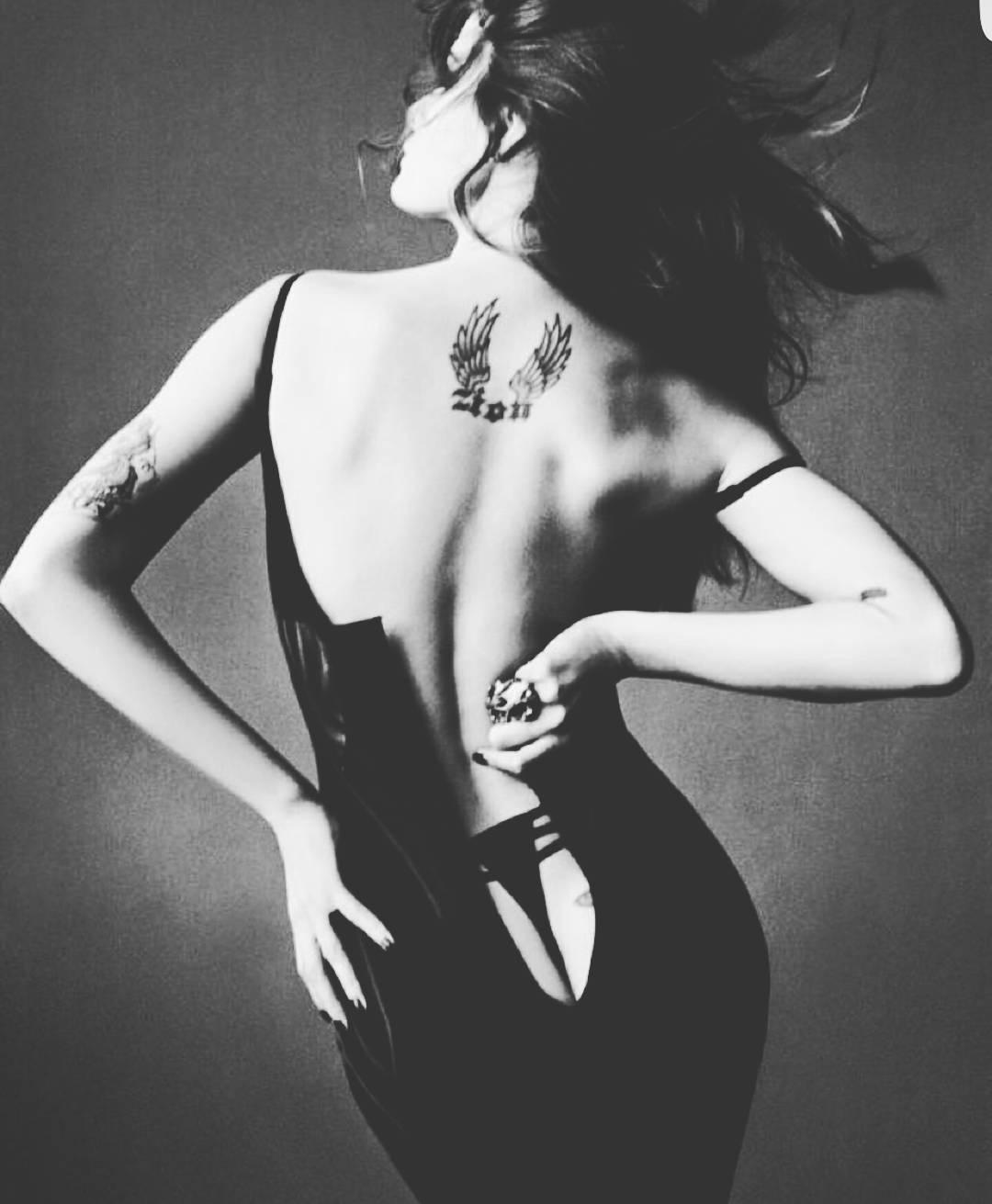 Isabelli Fontana tem o nome do primeiro filho, Zion, tatuado nas costas - Reprodução/Instagram