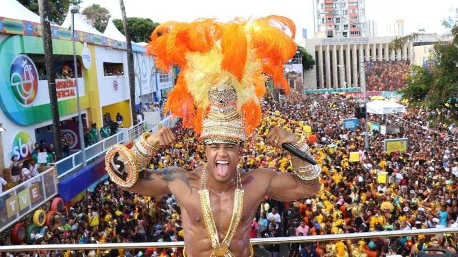 Léo Santana comanda a multidão em Salvador no bloco As Muquiranas - Fred Pontes/Divulgação