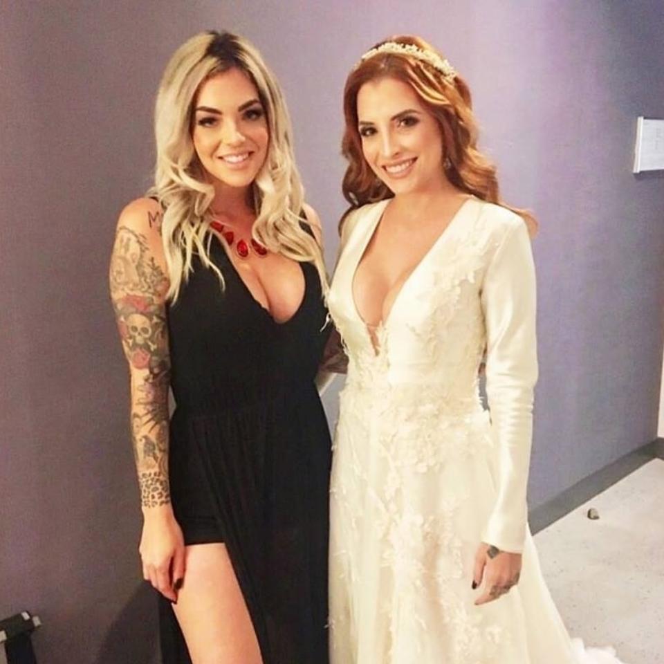Ex-BBB Clara Aguilar posa para foto com a amiga Mayra Dias Gomes em casamento com produtor musical - Reprodução/Facebook