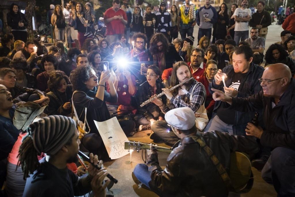 Fãs acendem velas e cantam músicas em memória do cantor cearense Belchior, na praça Roosevelt, no centro de São Paulo - Marcelo Justo/Folhapress