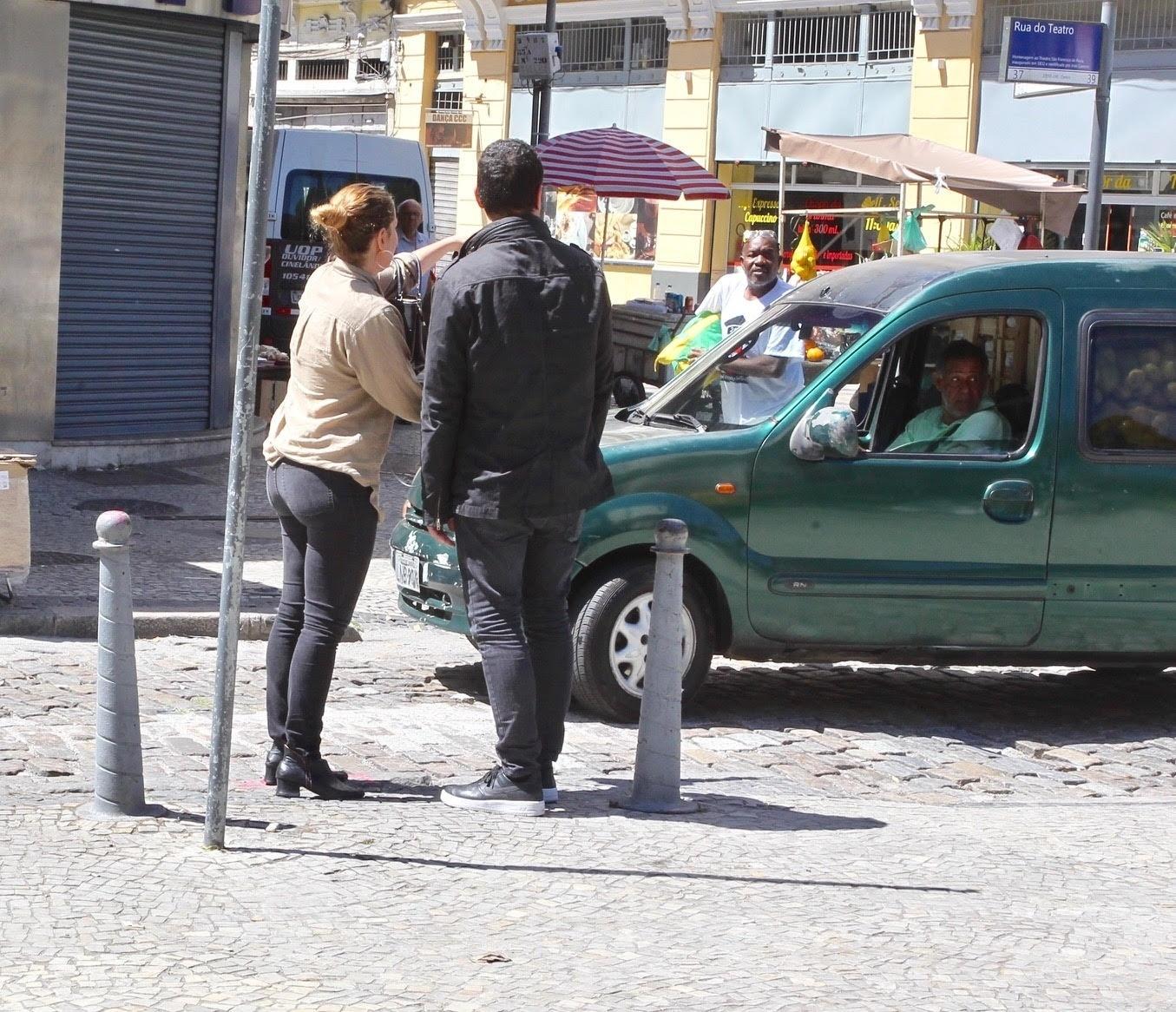 Leandra Leal chega com o marido Alê Youssef no velório de Rogéria no teatro João Caetano - Marcelo Sá Barretto/AgNews