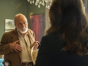 Josafá (Lima Duarte) confronta a rival em "O Outro Lado do Paraíso" - Raquel Cunha/TV Globo - Raquel Cunha/TV Globo