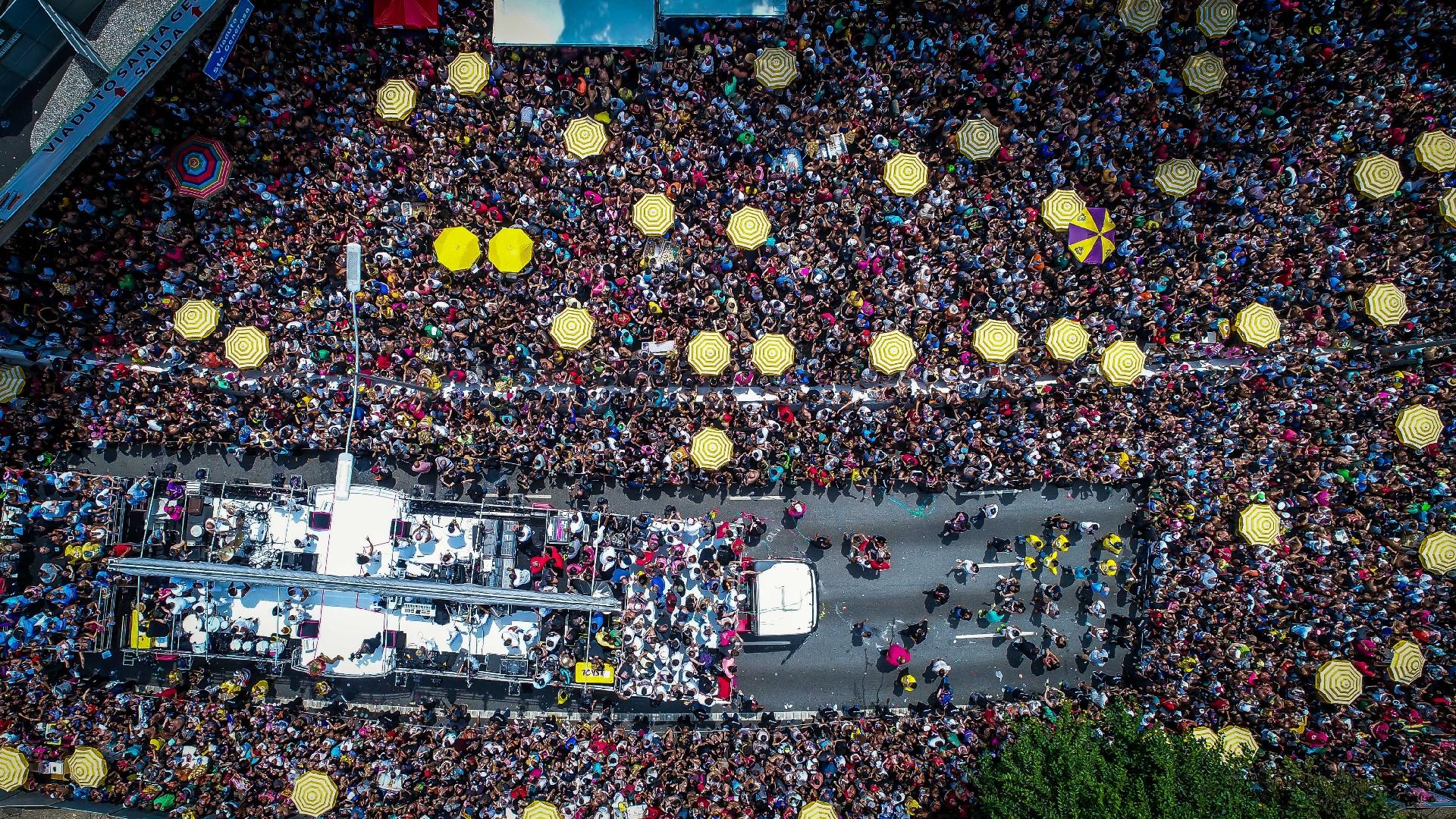 Público acompanha desfile do Bloco Largadinho, da cantora Claudia Leitte, pela av. 23 de Maio, zona sul de São Paulo - Edson Lopes Jr./UOL