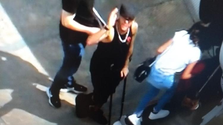 Antes de embarcar em jatinho, Neymar acena ao notar que está sendo filmado - Reprodução/GloboNews - Reprodução/GloboNews