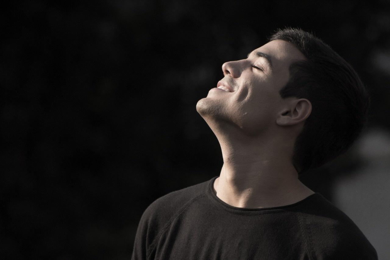 Bruno Gadiol lançou a nova música, "Sem Costume", em parceria com o cantor Gabriel Nandes, e que mostra a história de amor entre dois homens - Imagem/Divulgação