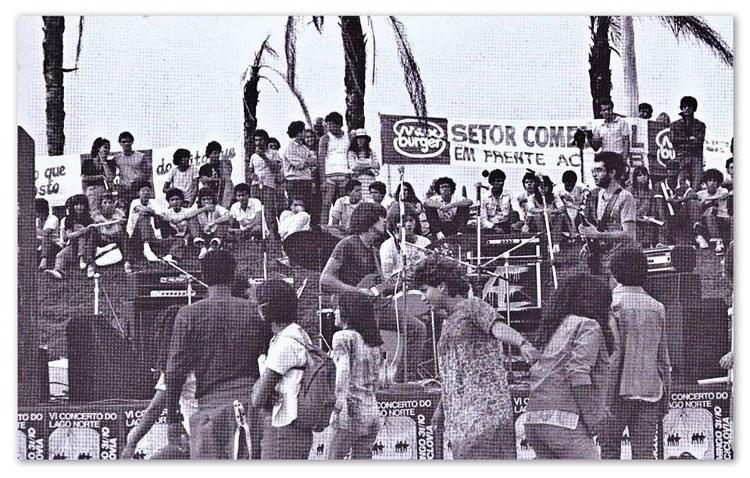 Kadu Lambach, o "Eduardo Paraná", empunha sua guitarra Gibson SG em show da primeira fase da Legião Urbana - Reprodução/Facebook - Reprodução/Facebook