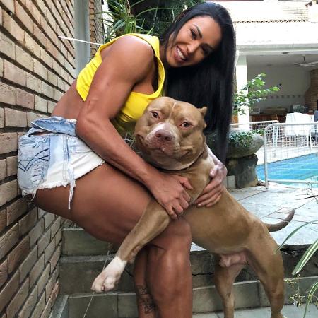 Gracyanne abraçada ao cachorro Thor, que recentemente atacou a sogra dela - Reprodução/Instagram - Reprodução/Instagram