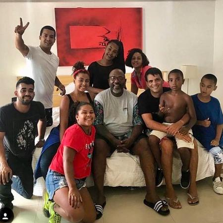 Mr. Catra cercado pelos filhos - Reprodução/Instagram - Reprodução/Instagram
