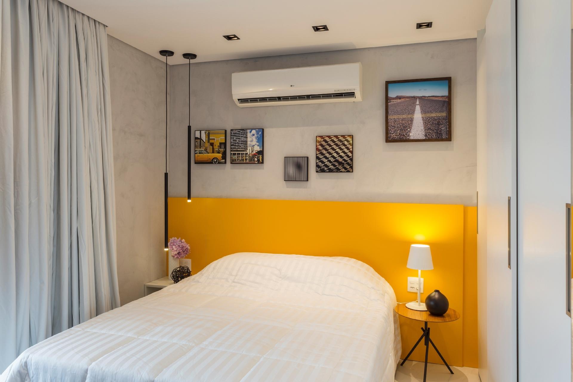 Outro aspecto a ser destacado por Igor Miyahara em moradias de curta e média duração é conforto físico. Invista em colchão, travesseiro e roupas de cama de qualidade. "A cama tem que se parecer como a de um hotel cinco estrelas", fala. Detalhe: as roupas de cama são conservadas no boxe do leito - Maura Mello/Divulgação