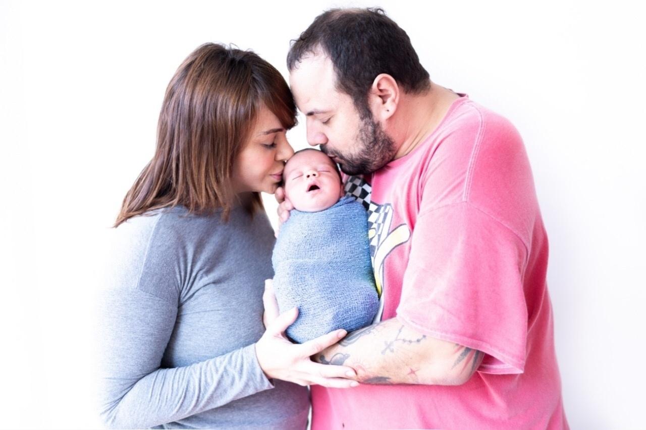 Valentina Francavilla e o marido, Celso Bernardes, abraçam o primeiro filho, Giuseppe, em primeiro ensaio fotográfico do bebê - Katia Rodrigues