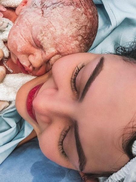 Sarah Poncio com o filho recém-nascido, João - Reprodução/Instagram