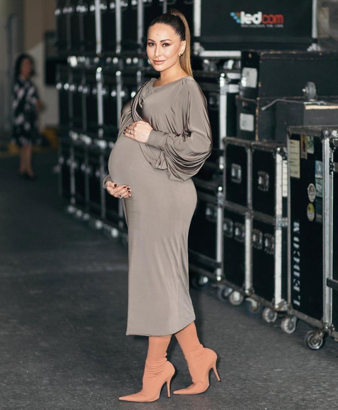 Além de liderar o "Programa da Sabrina" com o barrigão de nove meses, a apresentadora ainda continuou alimentando seu canal no YouTube. - Reprodução/Instagram