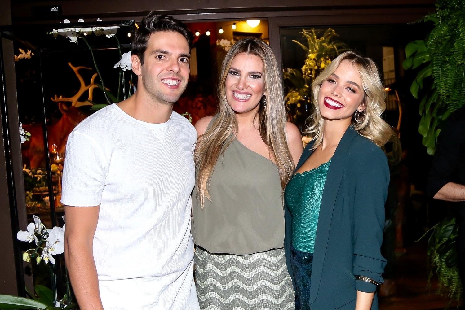 A decoradora Andréa Guimarães posa com Kaká e a noiva Carol Dias - Manuela Scarpa/Brazil News