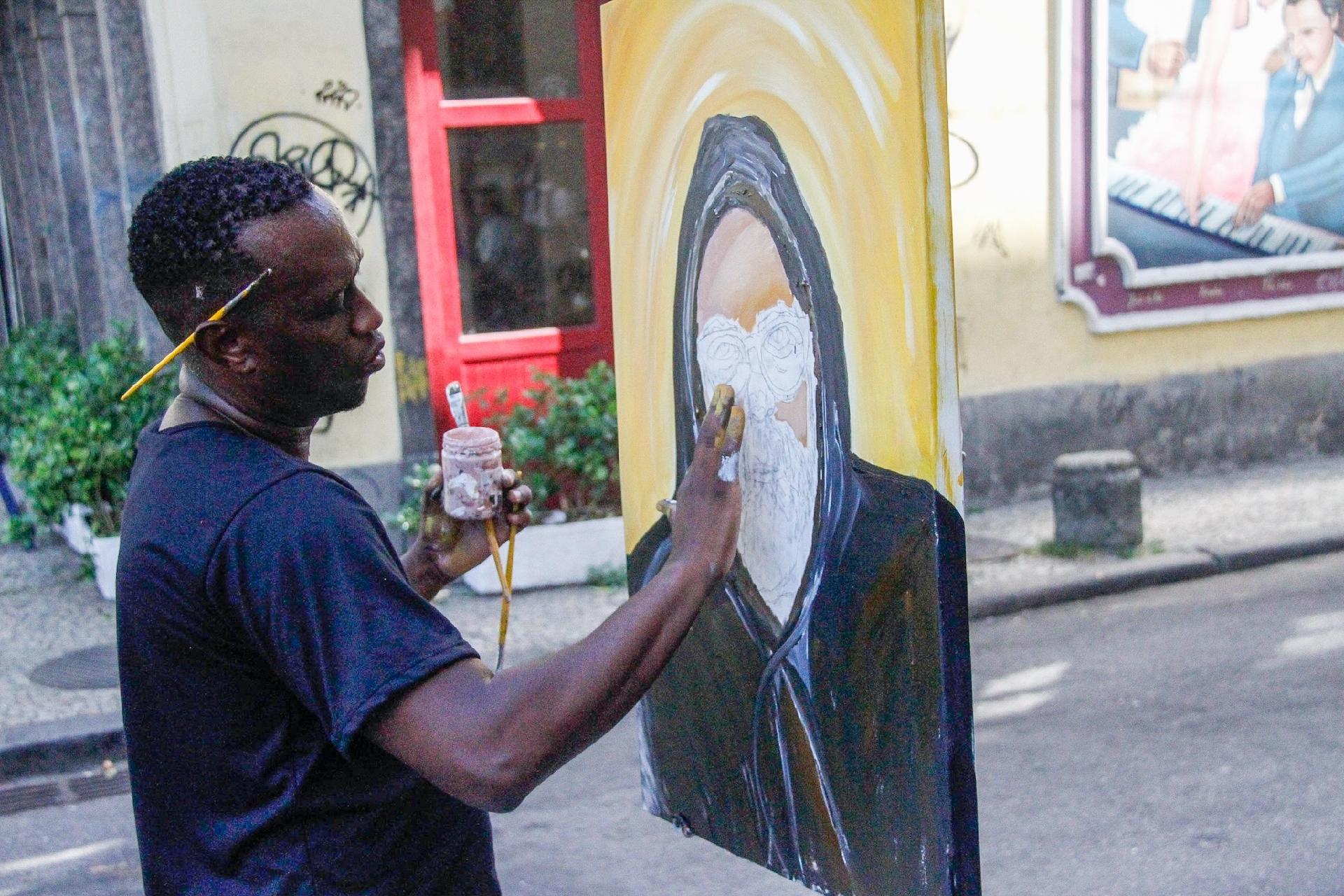 Artista pinta retrato de Yuka em frente ao local onde o corpo do músico é velado, no Rio - Marcos Ferreira / Brasil News
