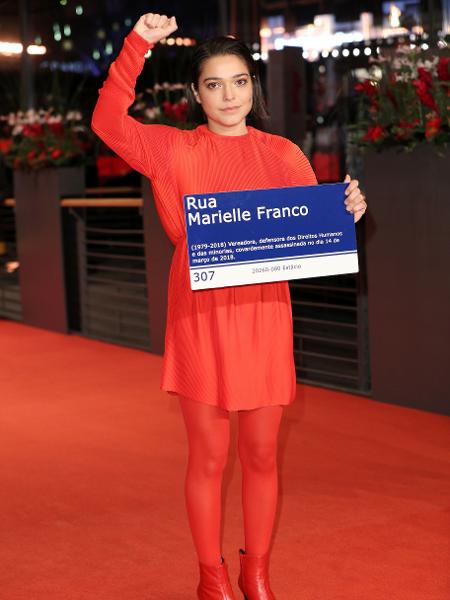 A atriz Bella Camero faz homenagem à vereadora Marielle Franco durante exibição do filme "Marighella" no Festival de Berlim, em 2019 - Brian Dowling/WireImage