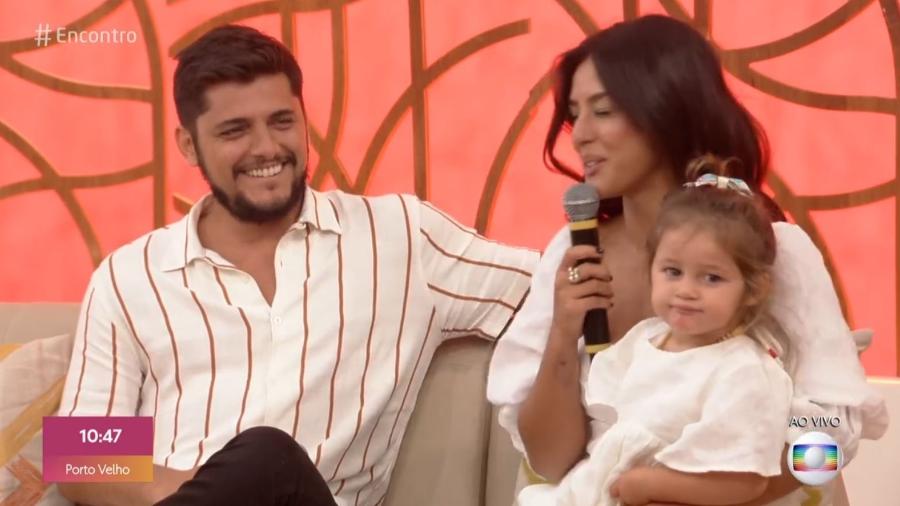 O casal de atores Bruno Gissoni e Yanna Lavigne participaram do Encontro com a filha, Madalena - Reprodução/Globo