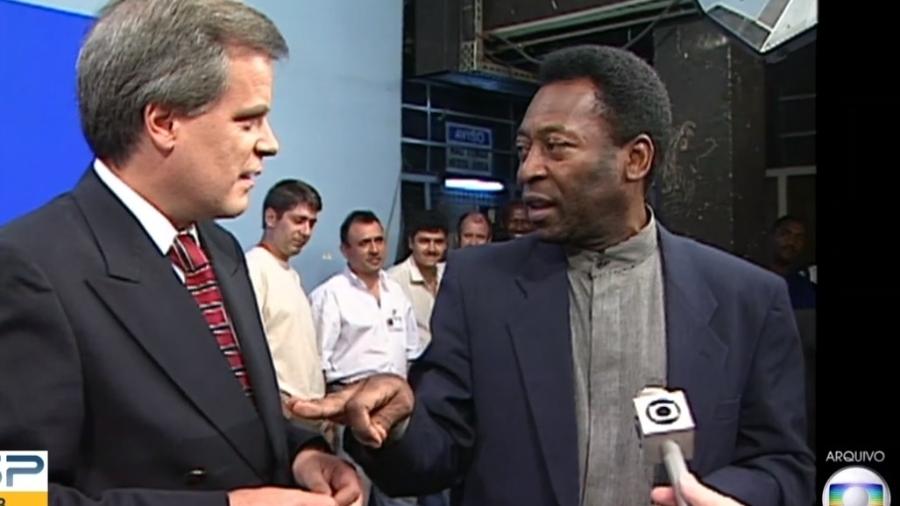 Chico Pinheiro e Pelé durante reportagem - Reprodução/TV Globo