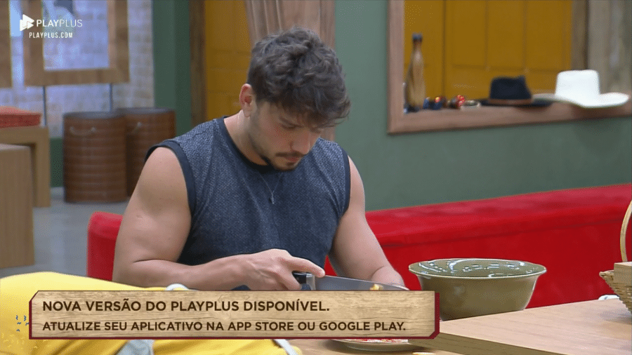 Lucas conversa com Thayse na cozinha da casa - Reprodução/PlayPlus